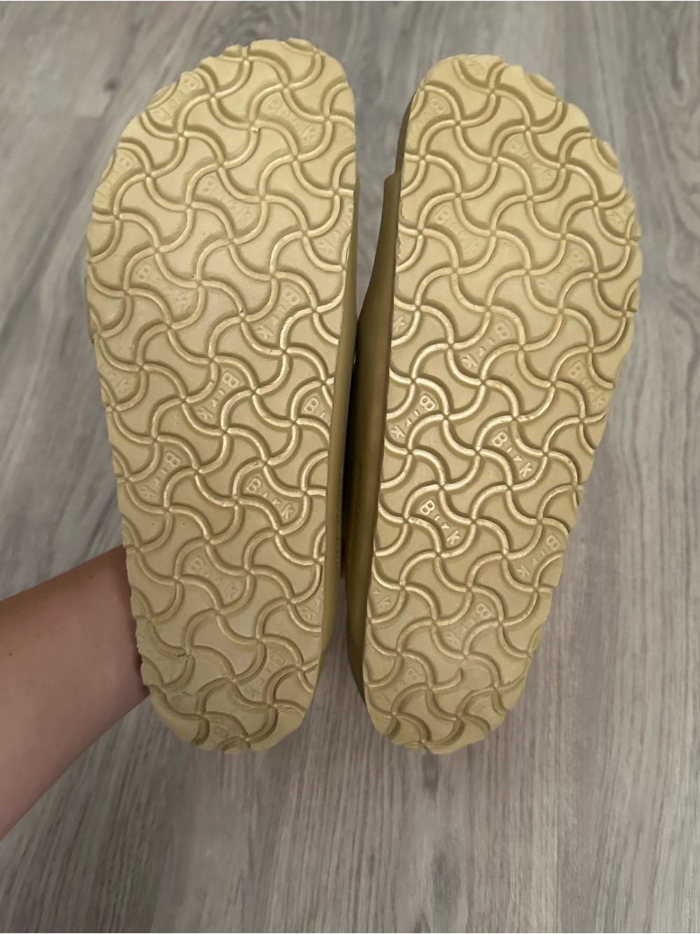 Birkenstock Arizona EVA sandals in the "Glamour Gold" colorway. - Picture 6 of 6